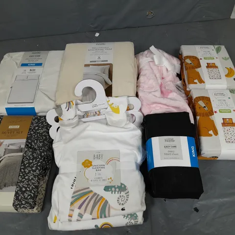 APPROXIMATELY 8 ASSORTED HOUSEHOLD ITEMS TO INCLUDE VARIOUS BEDDING IN VARIOUS SIZES AND STYLES