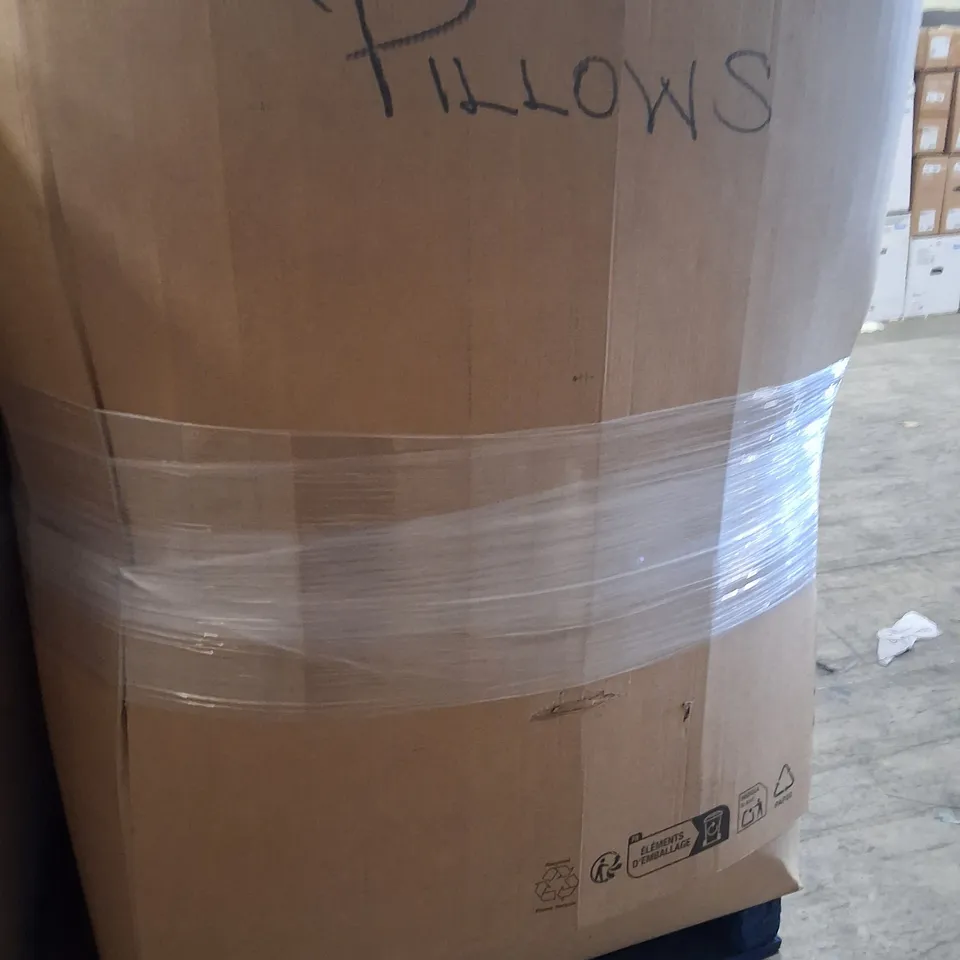 PALLET CONTAINING A LARGE QUANTITY OF PILLOWS