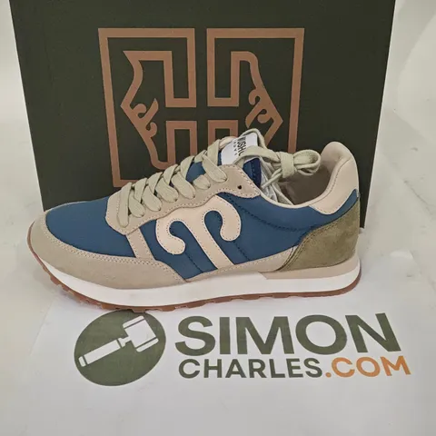 BOXED PAIR OF WUSHU RUYI CLUB TRAINERS - UK 6