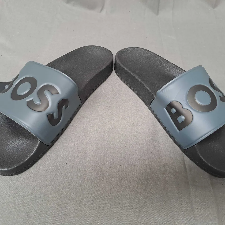 PAIR OF BOSS SLIDERS IN BLACK/GREY EU SIZE 43