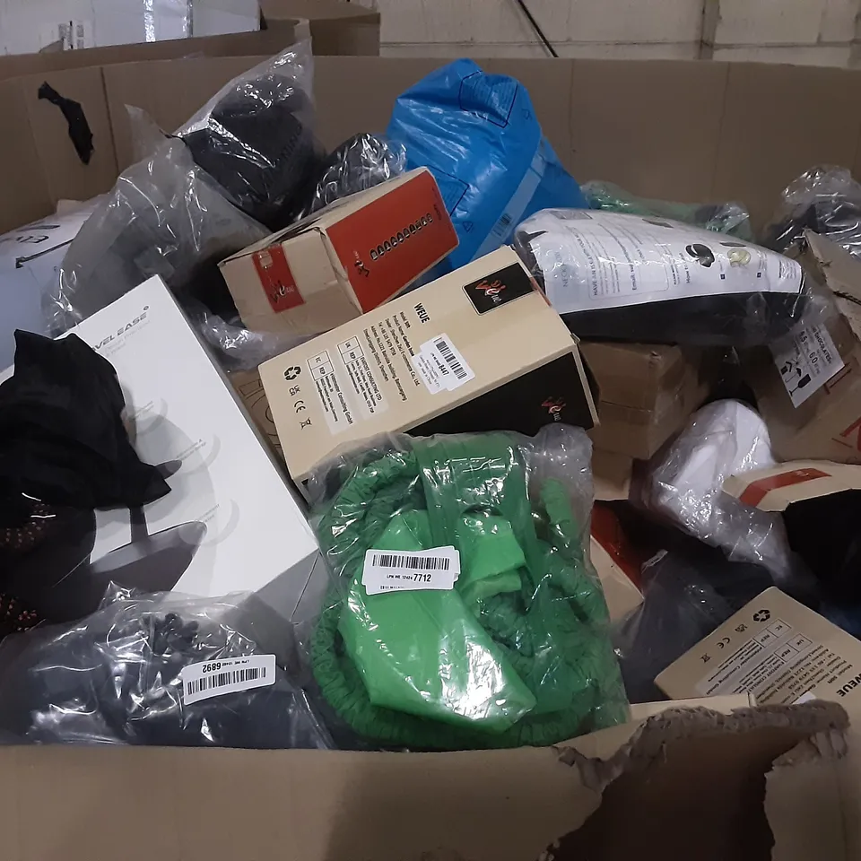 PALLET OF ASSORTED ITEMS INCLUDING ELVIROS MEMORY FOAM CERVICAL PILLOW, HOMOZE 50FT HOSE, INFINITE WHEELCHAIR SEAT CUSHION, GARDEN HOSE, TRAVEL EASE LUMBAR CUSHION, EVERLASTING MEMORY FOAM NECK CUSHIO