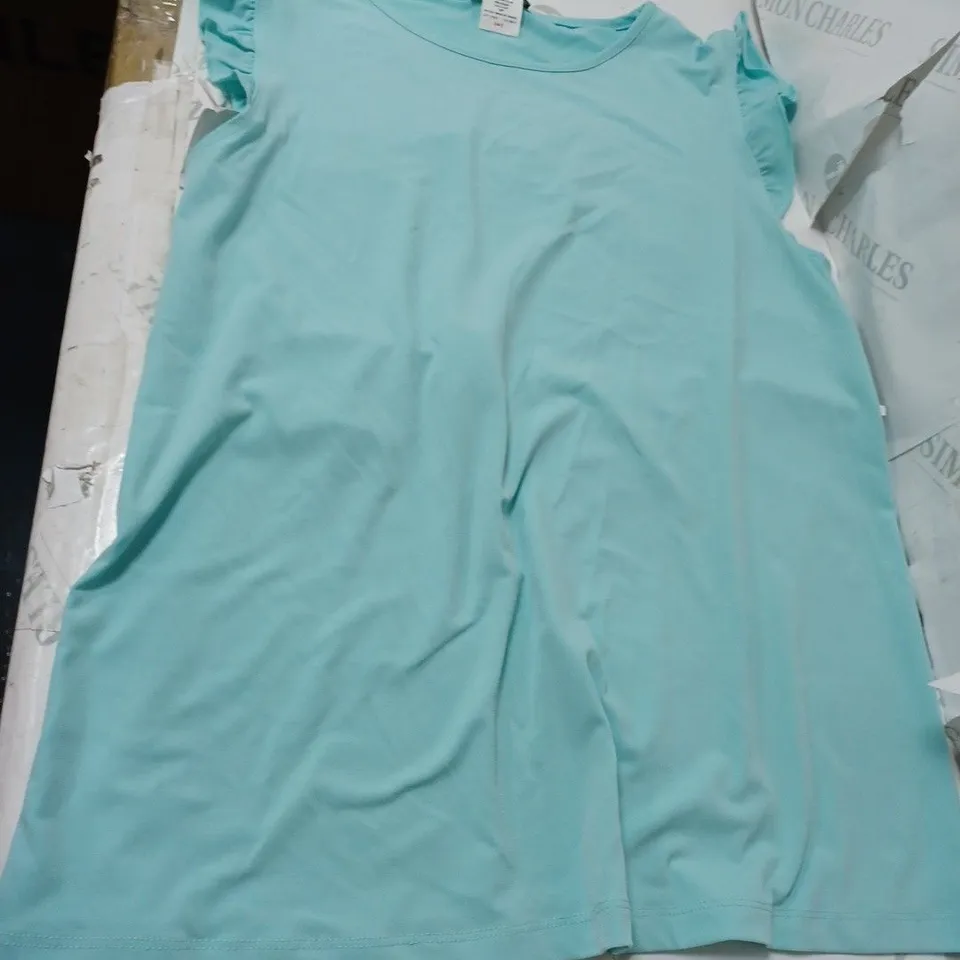 APPROXIMATELY 10 CLOTHING ITEMS INCLUDING: JUMPERS, TROUSERS, T SHIRTS AND JUMPSUITS 