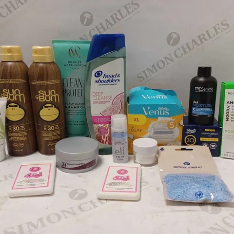 LOT OF APPROX 12 ASSORTED BEAUTY PRODUCTS TO INCLUDE HEAD&SHOULDERS DEEP CLEANSE SHAMPOO, GILETTE VENUS BLADES, REVOLUTION SOOTHING MOISTURE CREAM, ETC