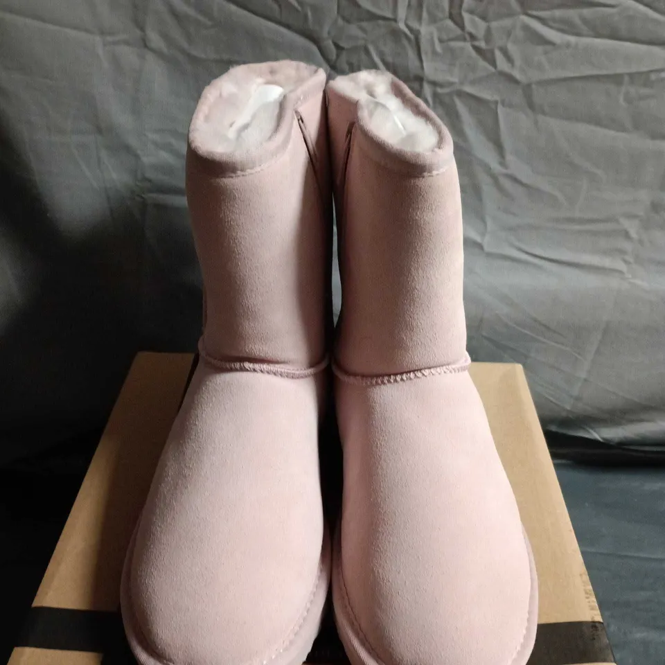 BOXED PAIR OF AUSWOOL BRONTE BOOTS - UK SIZE 8