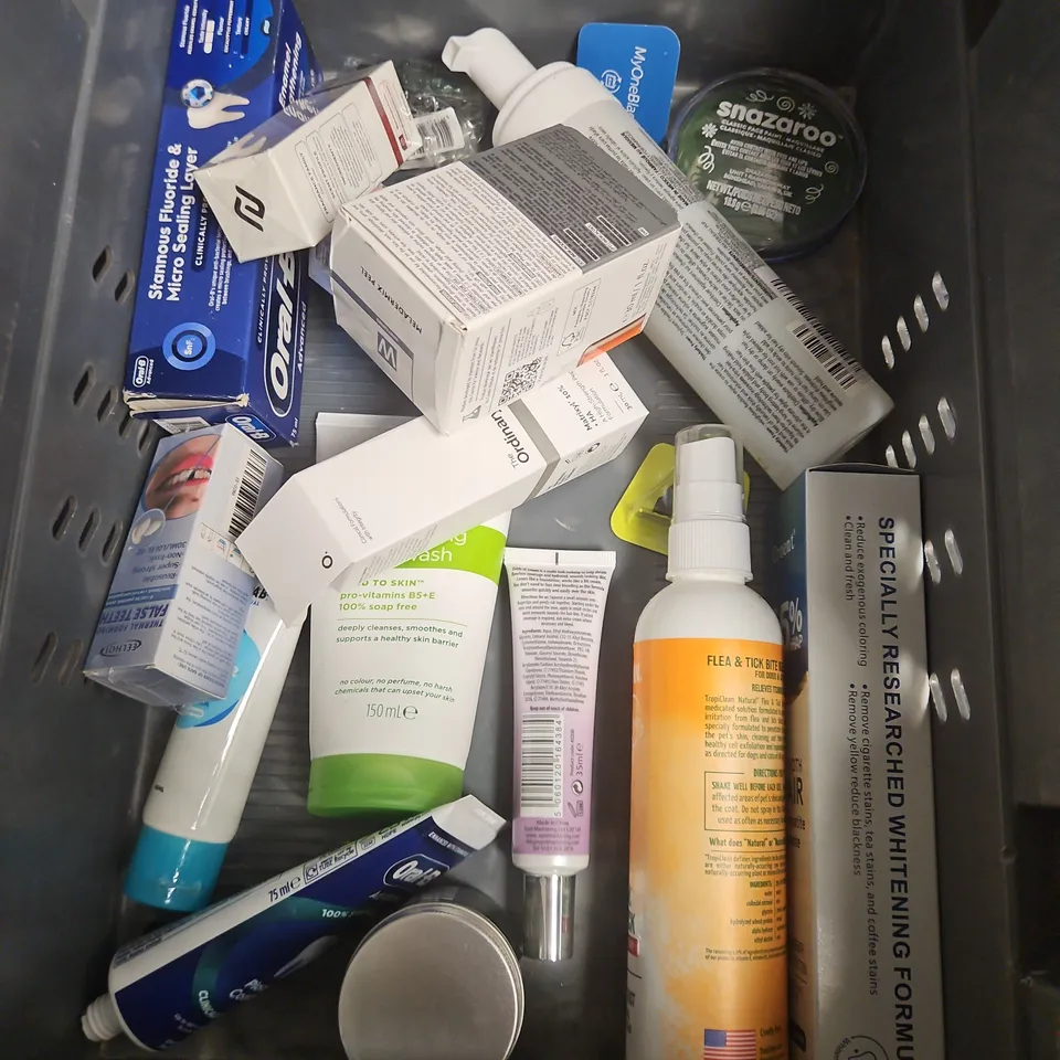 APPROXIMATEY 20 ASSORTED HEALTH AND BEAUTY PRODUCTS TO INCLUDE - VASELINE JELLY - BIO-OIL SKINCARE OIL - DOVE MEN BODY WASH - ETC