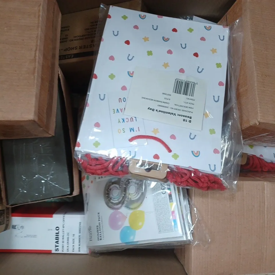 BOX OF APPROXIMATELY 25 ASSORTED HOUSEHOLD ITEMS TO INCLUDE THANK YOU TEACHER MEDIUM BAGS, BIRTHDAY BANNER, NUMBER BALLOON PACKS, ETC - COLLECTION ONLY