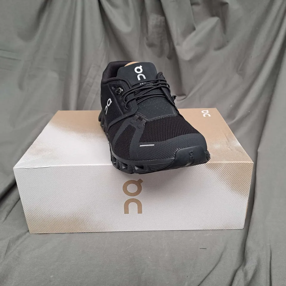 BOXED PAIR OF CLOUD 5 TRAINERS IN BLACK SIZE 10