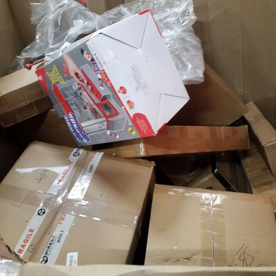 PALLET OF ASSORTED PRODUCTS INCLUDING AIR FRYER, GAMING MOUSE PAD, PUZZLE BOARD, EV CHARGER, ROUND BALLOON ARCH STAND
