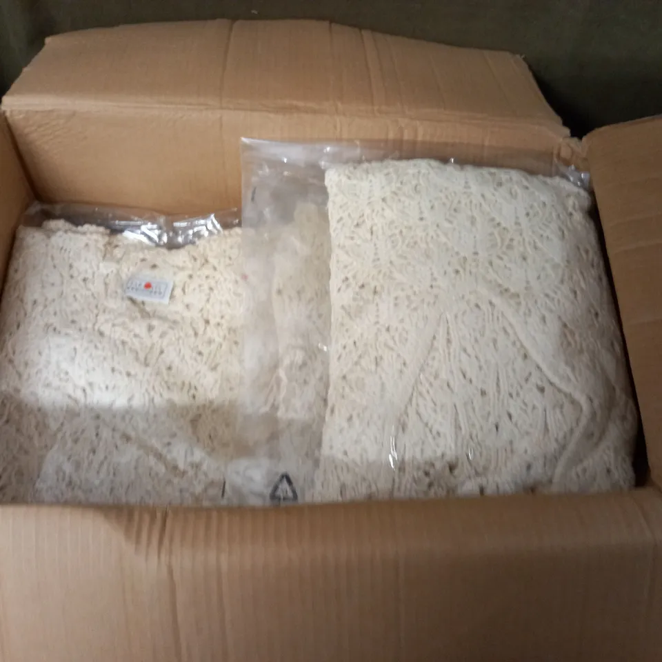LOT OF APPROXIMATELY 14 TEXTURED KNIT JUMPERS IN CREAM/BLACK - SIZE UNSPECIFIED