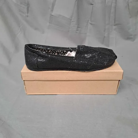 BOX OF APPROXIMATELY 16 PAIRS OF SLIP ON SHOES IN BLACK - VARIOUS SIZES