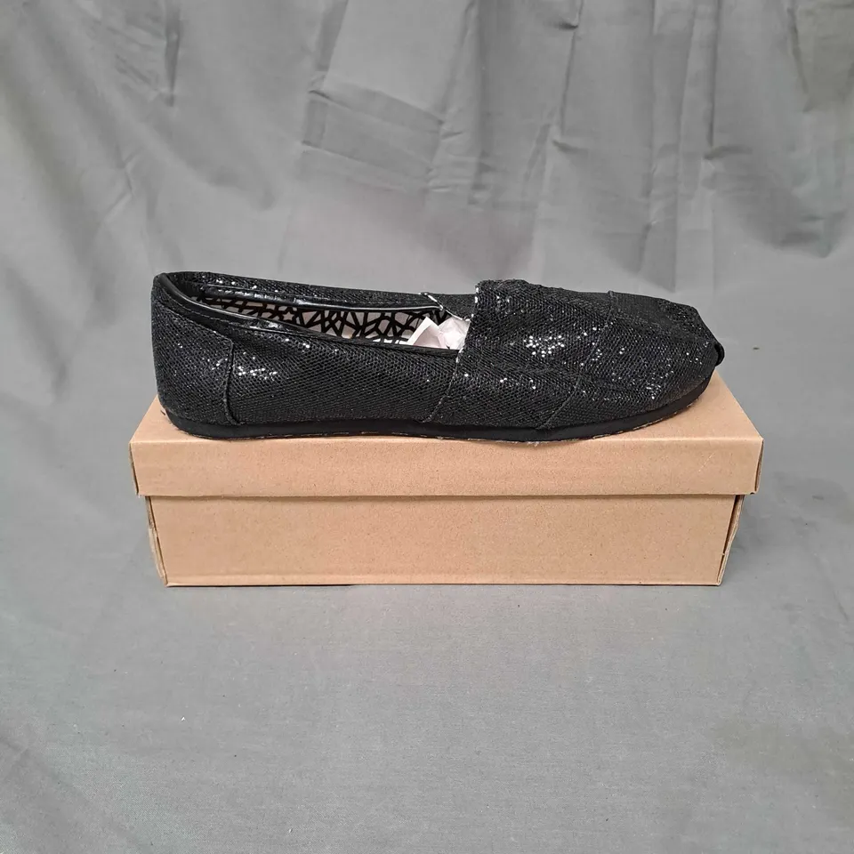BOX OF APPROXIMATELY 16 PAIRS OF SLIP ON SHOES IN BLACK - VARIOUS SIZES