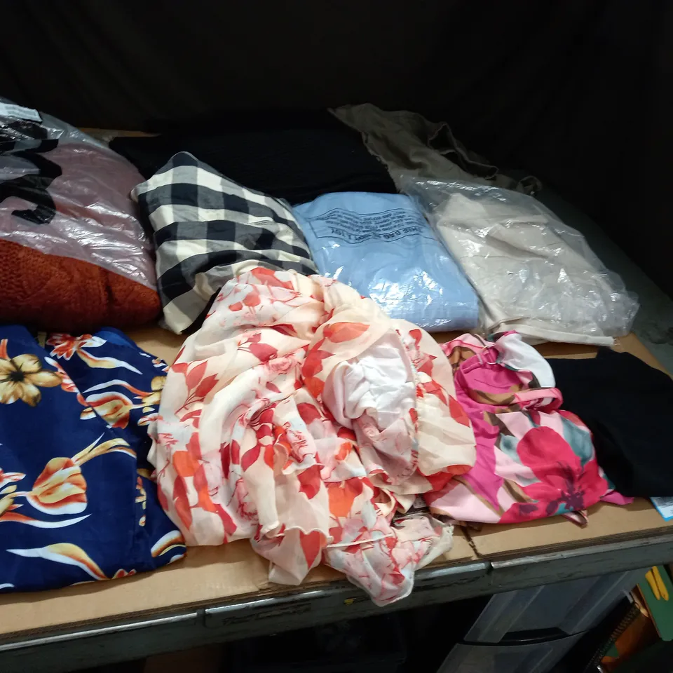 LOT OF APPROX 25 ASSORTED CLOTHING ITEMS VARYING IN SIZE/COLOUR/STYLE TO INCLUDE: TROUSERS, TOPS, DRESSES
