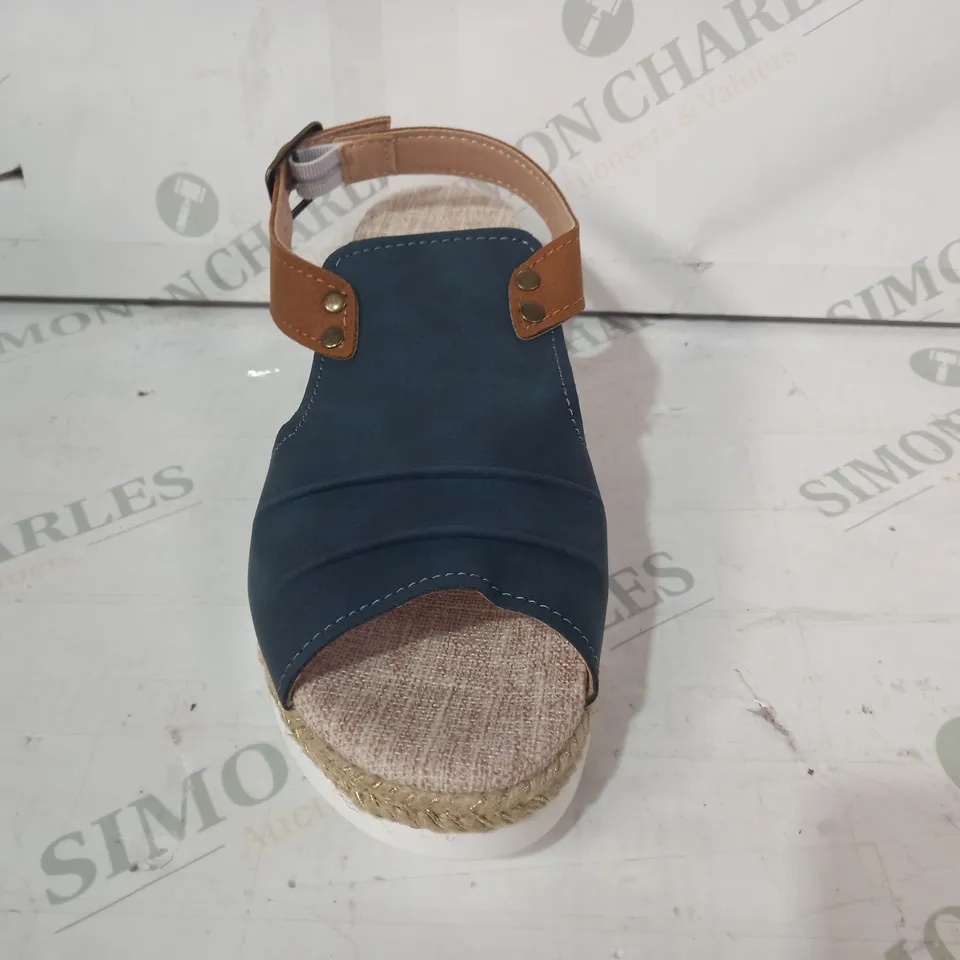 PAIR OF DESIGNER OPEN TOE SLIP-ON WEDGE HEEL SANDALS IN NAVY/BROWN EU SIZE 38