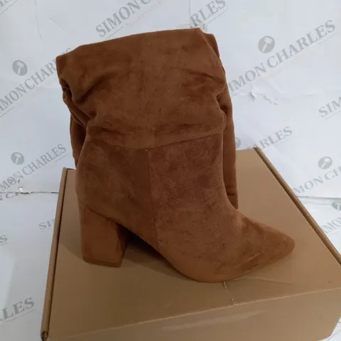 BOXED PAIR OF VERY BROWN BOOTS SIZE 6