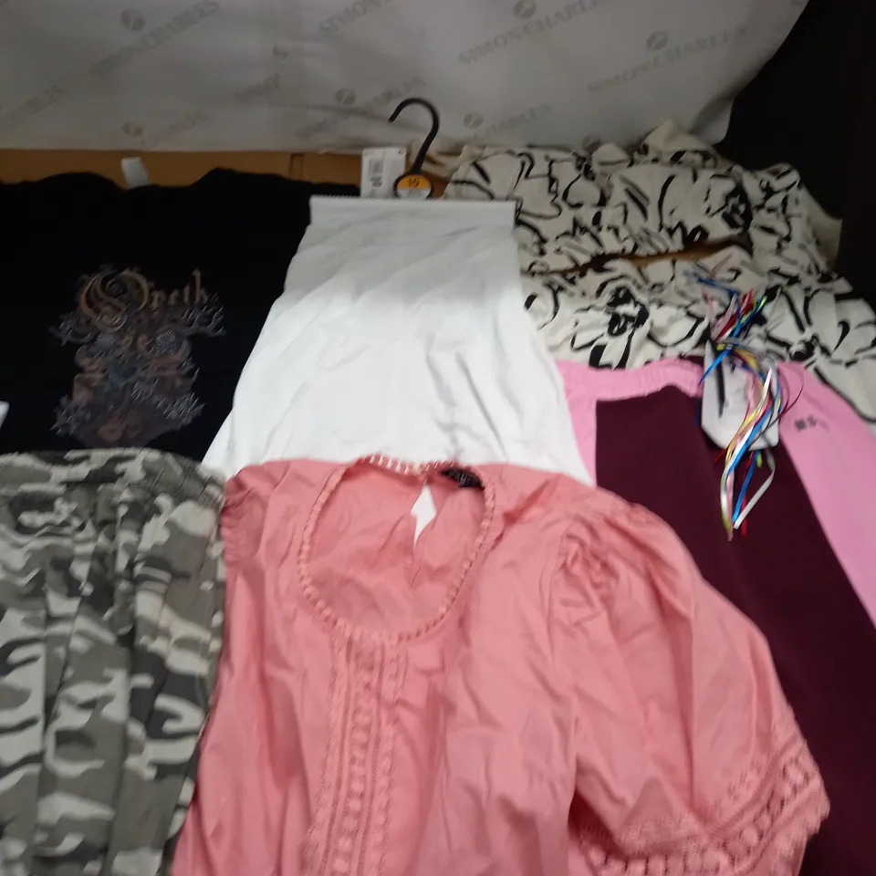 LARGE QUANTITY OF ASSORTED CLOTHING ITEMS 