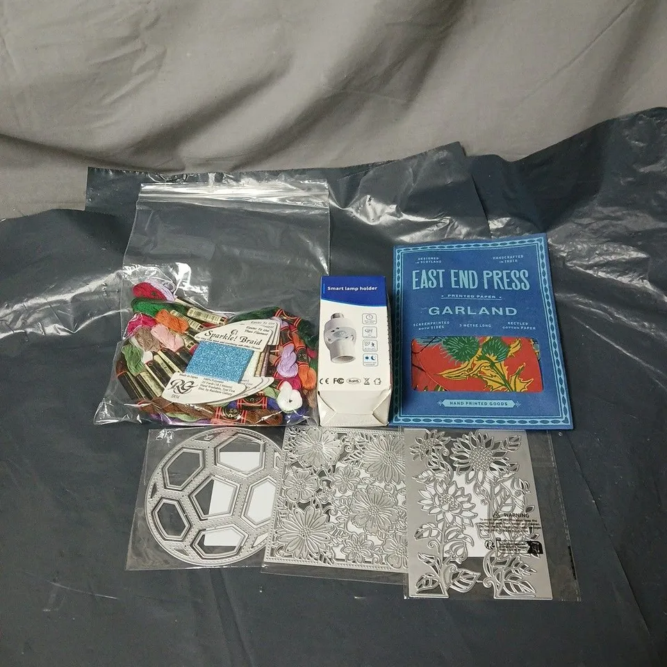 APPROXIMATELY 15 ASSORTED ITEMS TO INCLUDE EAST END PRESS GARLAND, SMART LAMP HOLDER, MULTIPLE STYLUS', KNITTING PRODUCTS ETC