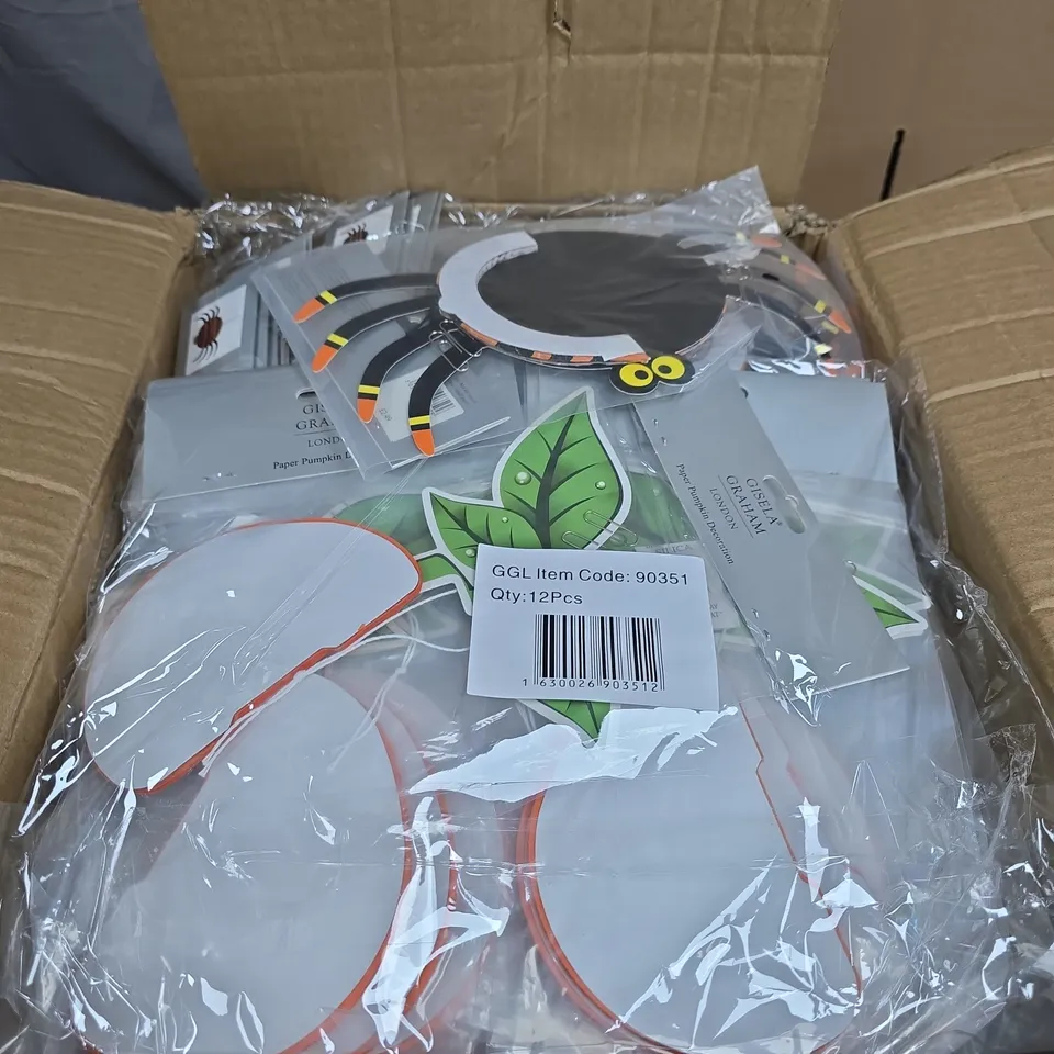 BOX OF APPROXIMATELY 200 GISELA GRAHAM SPIDER AND PUMPKIN PAPER DECORATIONS 