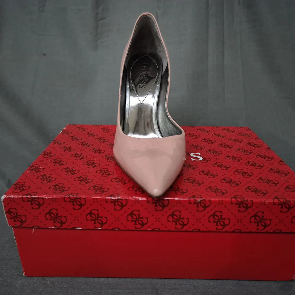 BOXED PAIR OF GUESS POINTED TOE HIGH HEEL SHOES IN NUDE SIZE 5.5