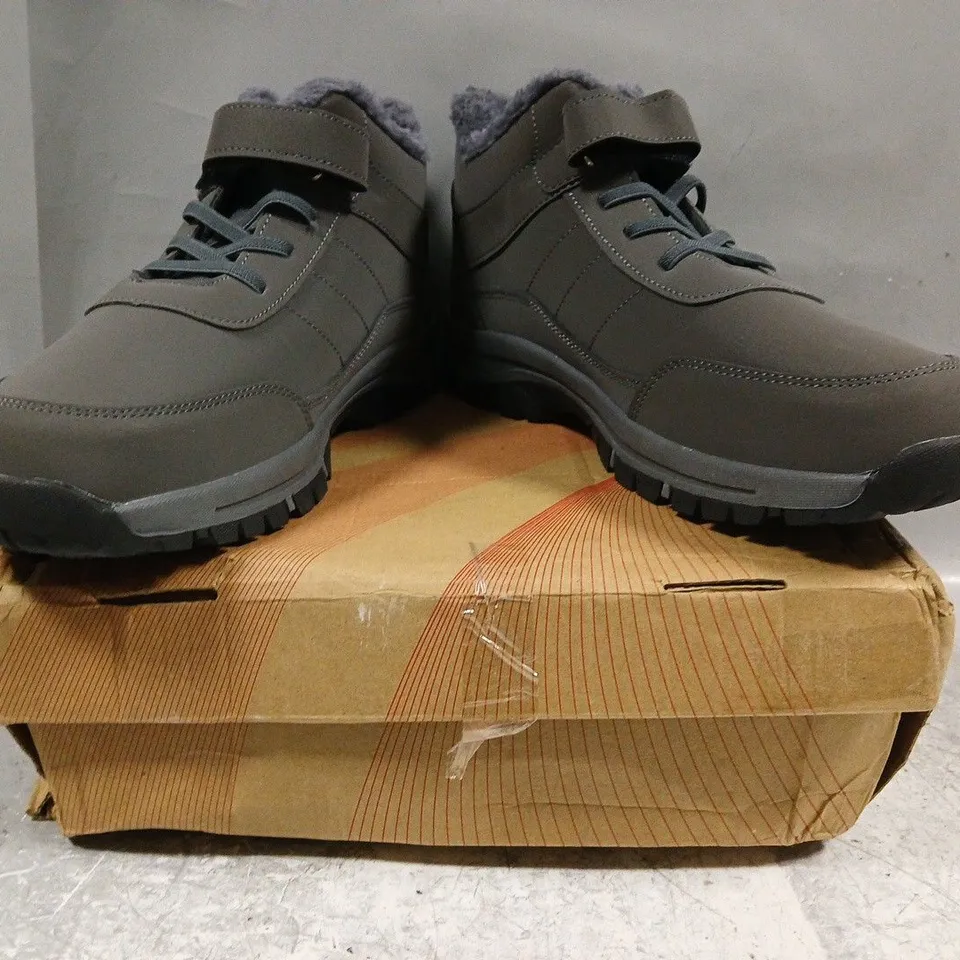 BOXED PAIR OF UNBRANDED SHOES IN GREY SIZE EU 45