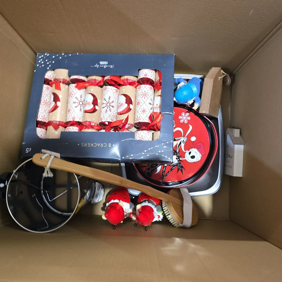 BOX OF APPROXIMATELY 10 ASSORTED HOUSEHOLD ITEMS TO INCLUDE - WALL ART, SHELVES, AND BAMBOO BATH MAT ETC. 