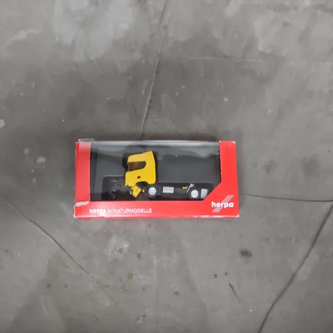HERPA MINIATURMODELLE DIE-CAST TRUCK - YELLOW CAB WITH TRAILER