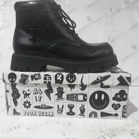 BRAND NEW BOXED PAIR OF KOI VEGAN LEATHER MORAL ALLIANCES MEN'S CROSS BOOTS IN BLACK UK SIZE 11