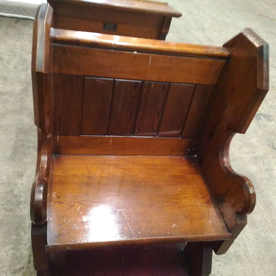  VINTAGE MAHOGANY EFFECT ORNATE CLERGY CHAIR PEW BENCH WITH TEXT STAND AND CARPETED KNEELING SPACE