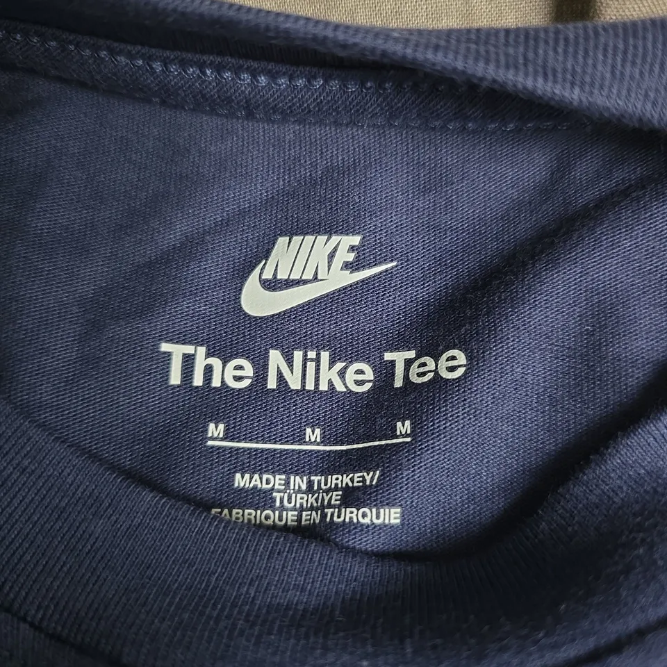 NIKE THE TEE – MEN'S NAVY SHORT-SLEEVE T-SHIRT, SIZE M (UK)