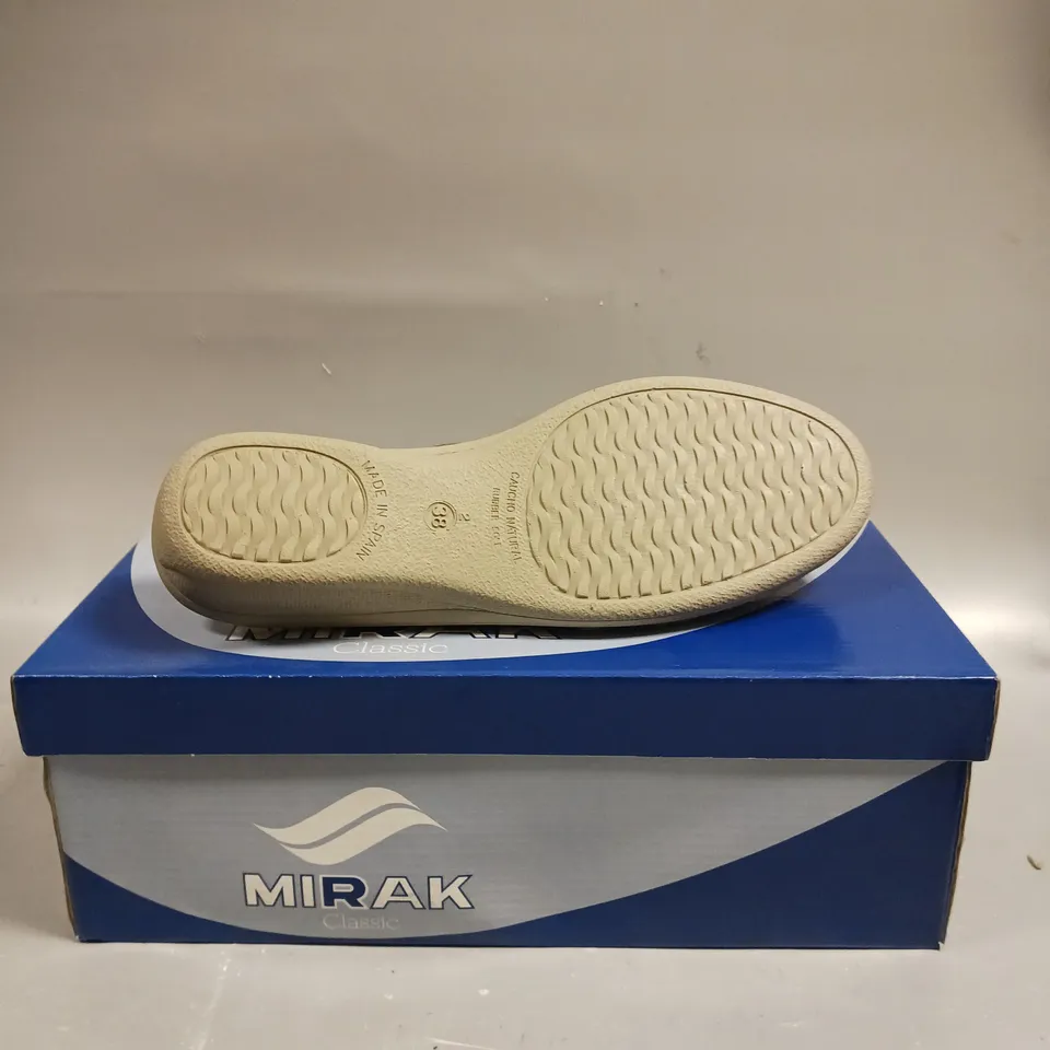 BOXED PAIR OF MIRAK LADIES BROWN STRIPED SLINGBACK SANDALS - SIZE 5