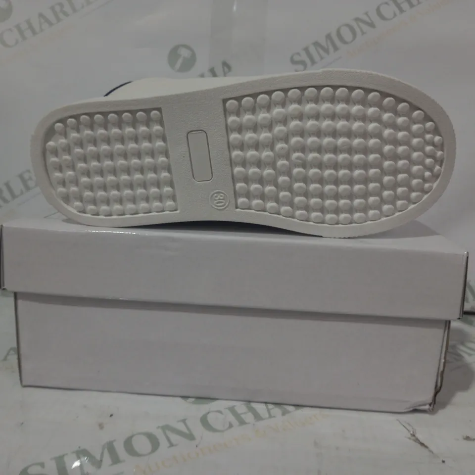 PAIR OF DESIGNER KIDS SHOES IN WHITE W. BLACK BOW EU SIZE 30