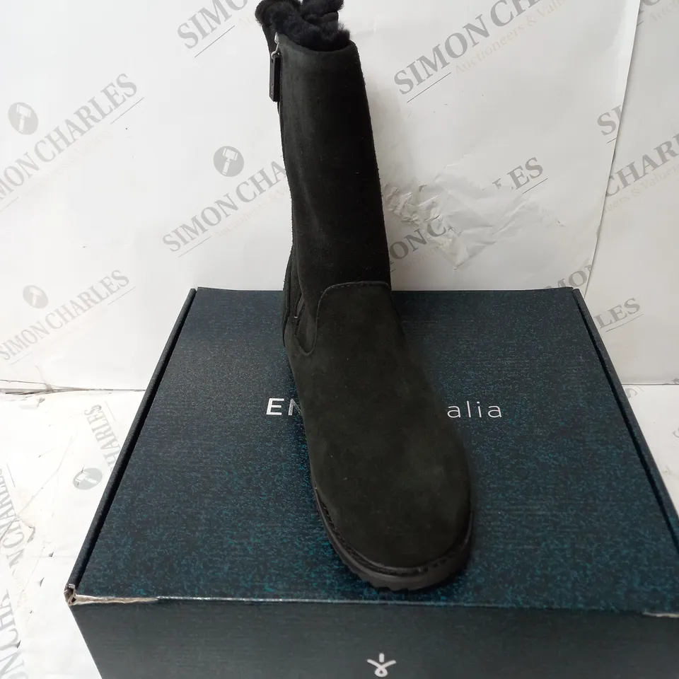 BOXED PAIR OF EMU AUSTRAILIA ELECTRA BLACK BOOTS - SIZE 7