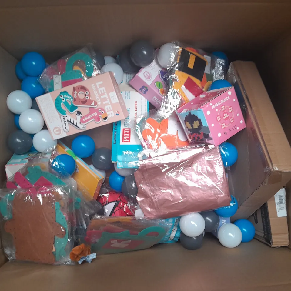 BOX OF APPROX 15 ASSORTED TOYS AND GAMES TO INCLUDE - TEDDIES, DOLLS AND BUILDING BLOCKS