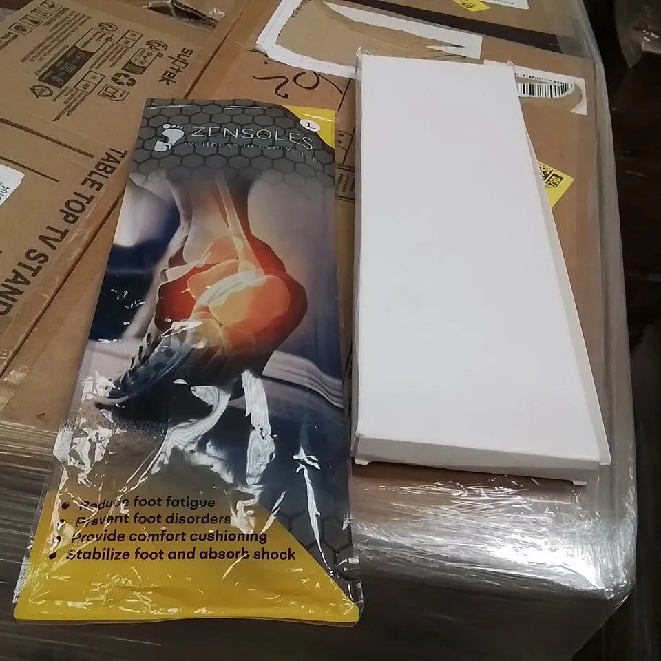 PALLET CONTAINING A LARGE QUANTITY OF INSOLES