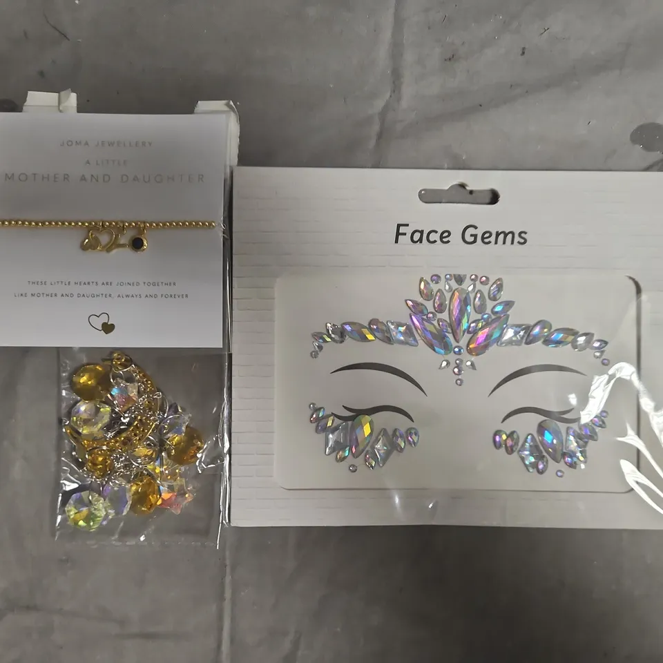 APPROXIMATELY 15 ASSORTED JEWELLERY ITEMS AND FASHION ACCESSORIES TO INCLUDE FACE GEMS, ETC