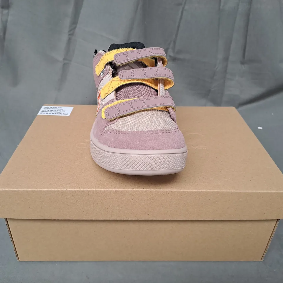BOXED PAIR OF ADIDAS FREERIDER KIDS VCS SHOES IN MULTICOLOUR UK SIZE 1