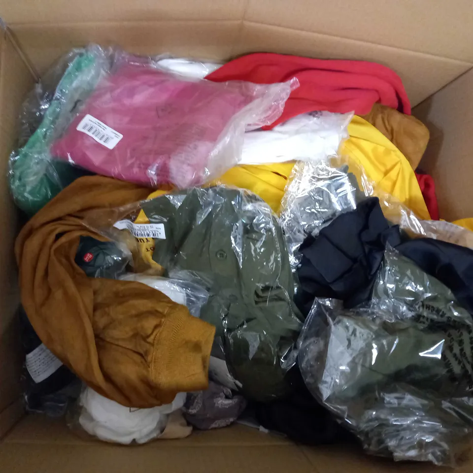 LARGE QUANTITY OF CLOTHING ITEMS TO INCLUDE DRESSES, SWEATERS, JEANS, T-SHIRTS, ETC