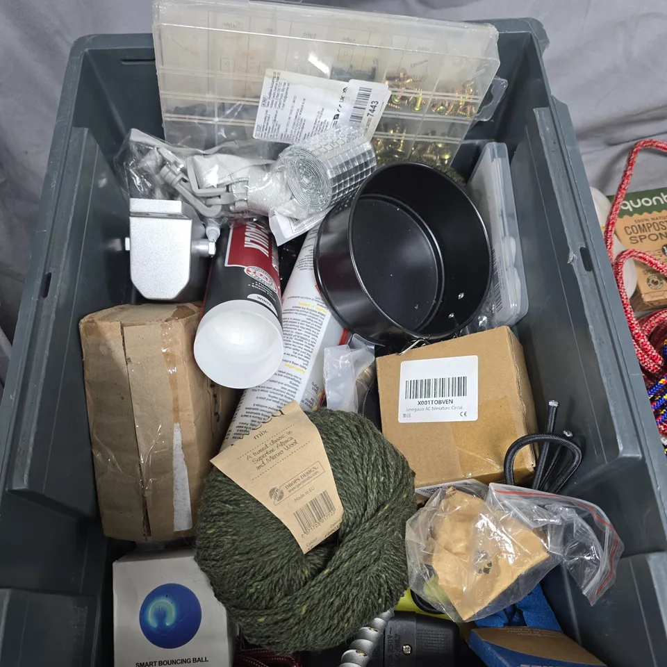 BOX OF ASSORTED ITEMS TO INCLUDE - WOOL - ROPE - SPONGE 