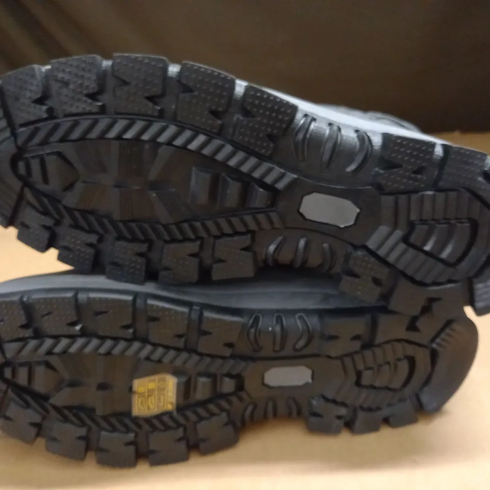 PAIR OF GREY DREAM PAIRS WATERPROOF BOOTS - UK 9