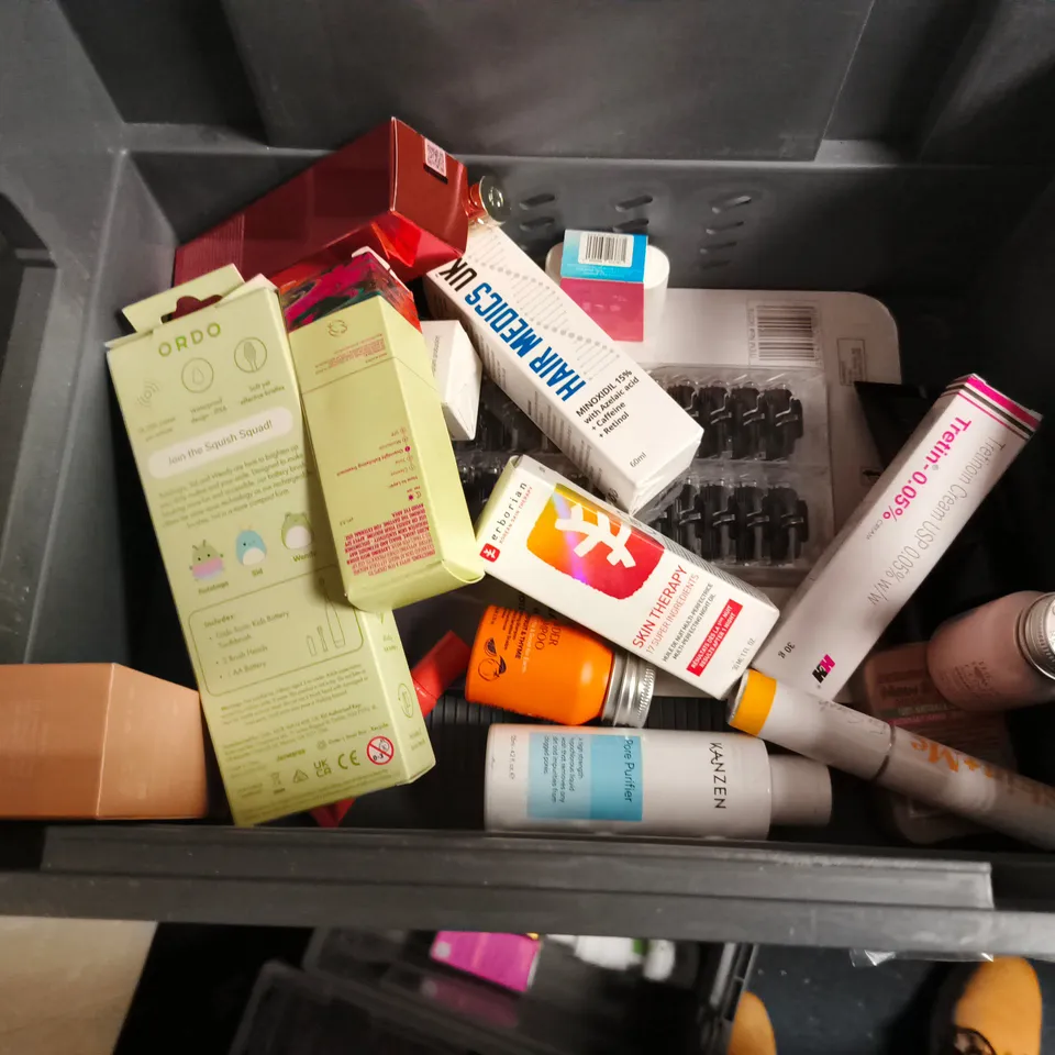 APPROXIMATEY 20 ASSORTED HEALTH AND BEAUTY PRODUCTS TO INCLUDE - IMPERIAL LEATHER BODY WASH - AVEENO MOISTURISING LOTION AND SOLTAN KIDS ONCE SUN LOTION