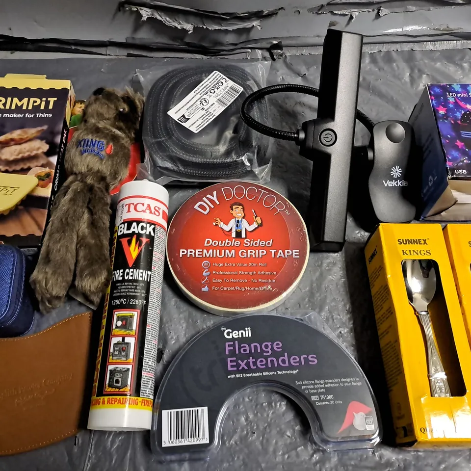 LOT OF APPROXIMATELY 16 ASSORTED ITEMS TO INCLUDE SUNNEX KINGS CUTLERY, DIY DOCTOR DOUBLE SIDED TAPE AND CRIMPIT