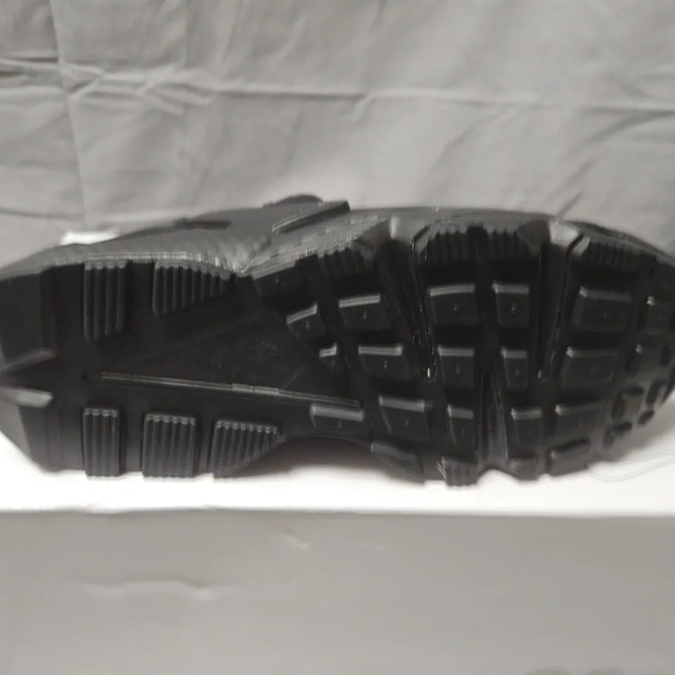 NIKE AIR HUARACHE BLACK SNEAKERS – BOXED - UK 4
