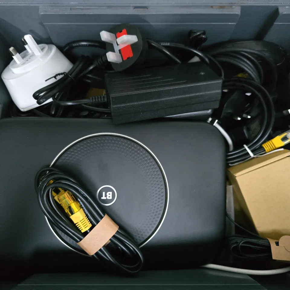 APPROXIMATELY 12 ASSORTED HOUSEHOLD ITEMS TO INCLUDE GROOVE PORTABLE CD PLAYER, BT ROUTER, LINSAR TV REMOTE, ETC
