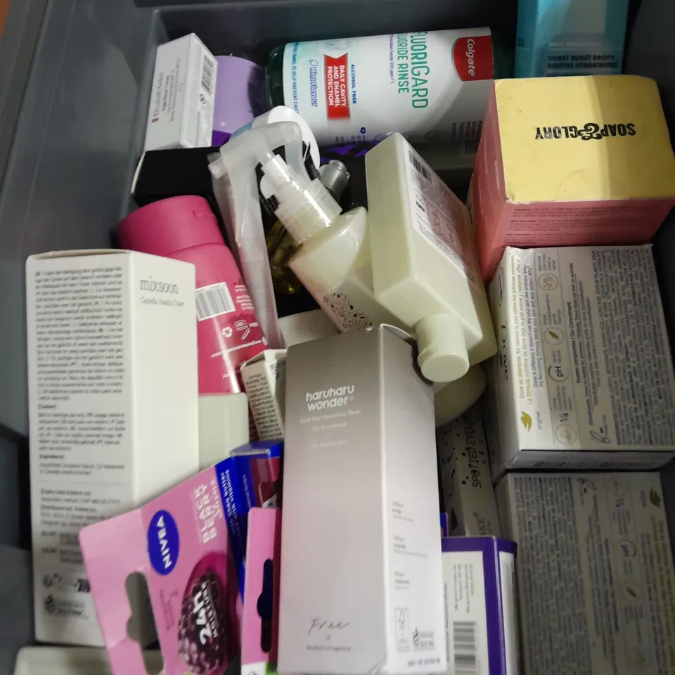 APPROXIMATELY 20 ASSORTED HEALTH & BEAUTY ITEMS TO INCLUDE - SANEX BODY WASH, CHILD'S FARM HAIR DETANGLER AND DOVE SOAP