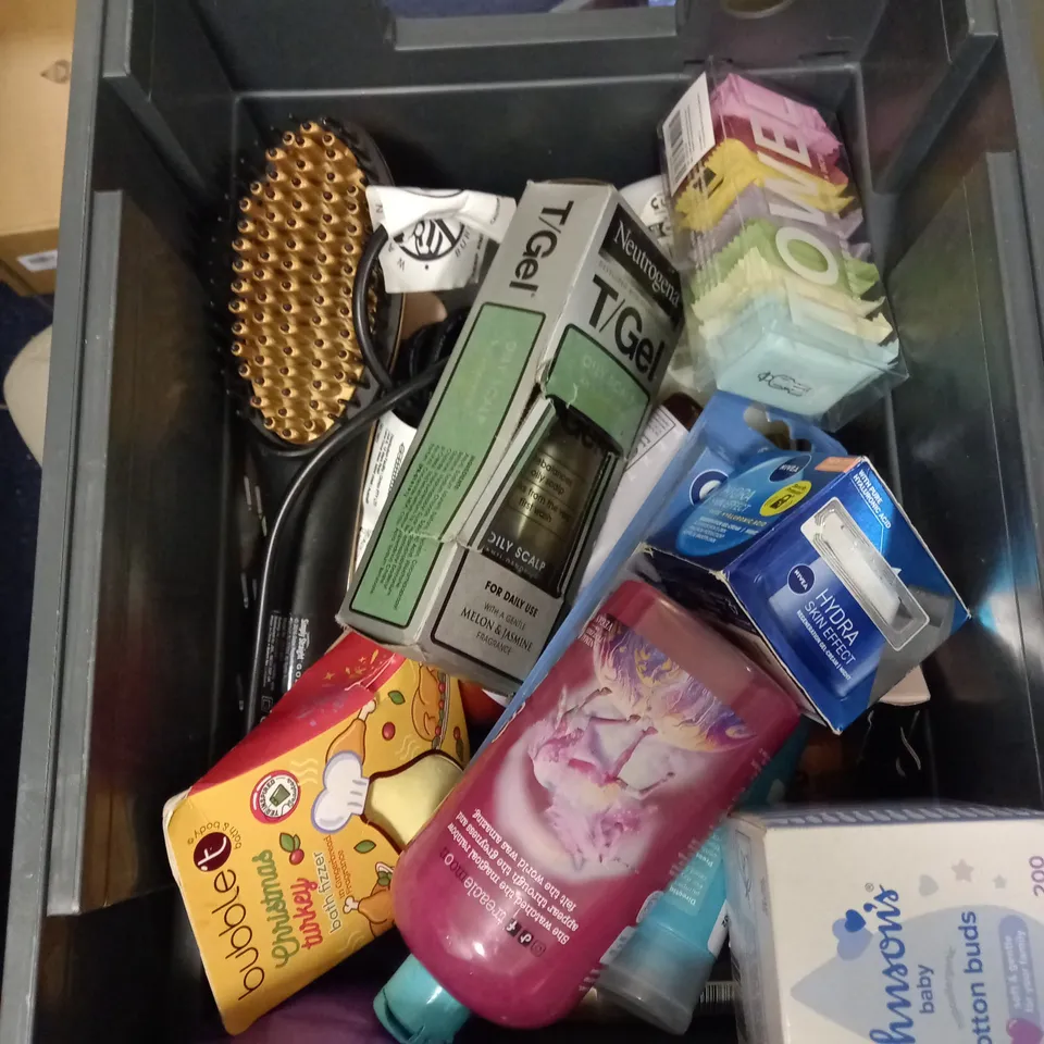 LOT OF APPROXIMATELY 20 COSMETICS ITEMS TO INCLUDE TAMPONS , SHOWER GEL ,  HAND CREAM , ETC  