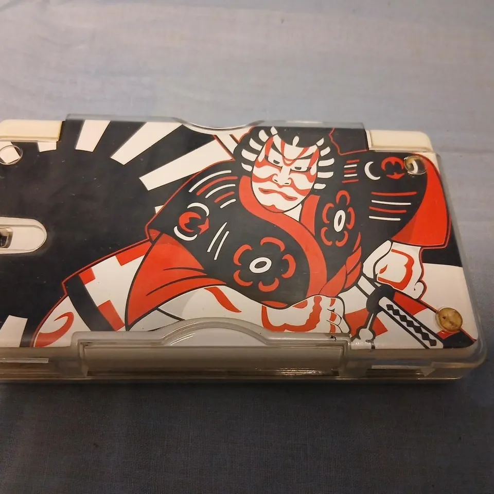 NINTENDO DS LITE HANDHELD CONSOLE – WHITE WITH SAMURAI ARTWORK BACK PANEL