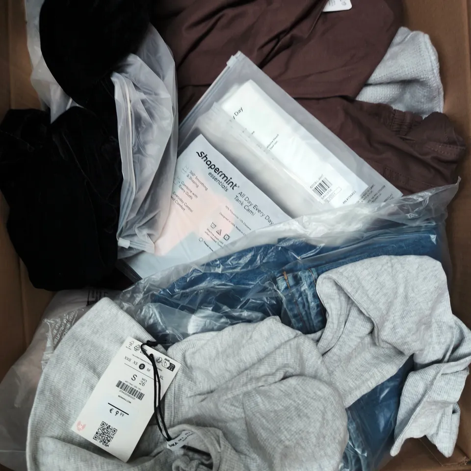 APPROXIMATELY 25 ASSORTED CLOTHING PRODUCTS IN VARIOUS STYLES & SIZES TO INCLUDE PANTS, T-SHIRTS, DRESSES ETC