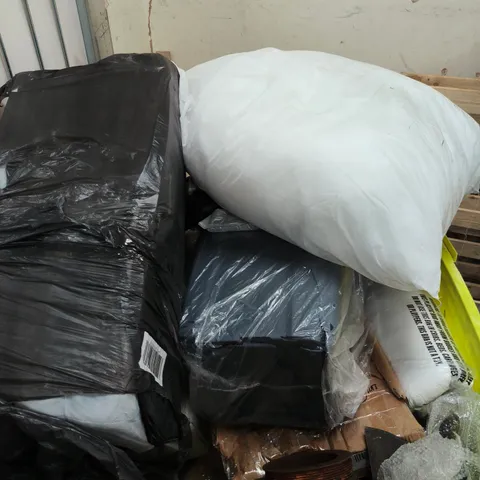 PALLET OF ASSORTED HOUSEHOLD ITEMS TO INCLUDE PILLOW, WEIGHT PLATES AND CAR PARTS - COLLECTION ONLY 