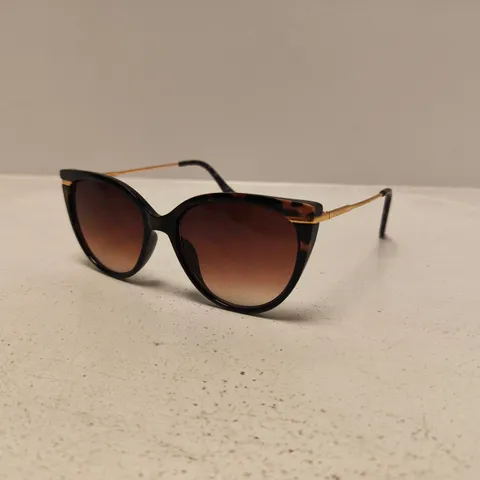 HILFIGER SUNGLASSES – CAT-EYE BLACK FRAME WITH TORTOISESHELL TEMPLES
