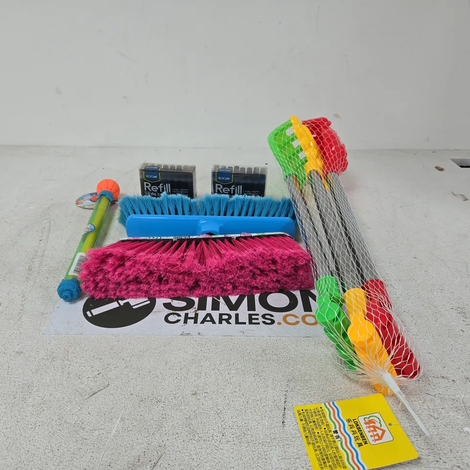 BOX OF APPROXIMATELY 15 ASSORTED ITEMS TO INCLUDE WHITE BOARD MARKER REFILLS, WATER SHOOTER TOY, BRUSH HEAD ATTACHMENTS, BEACH TOYS ETC