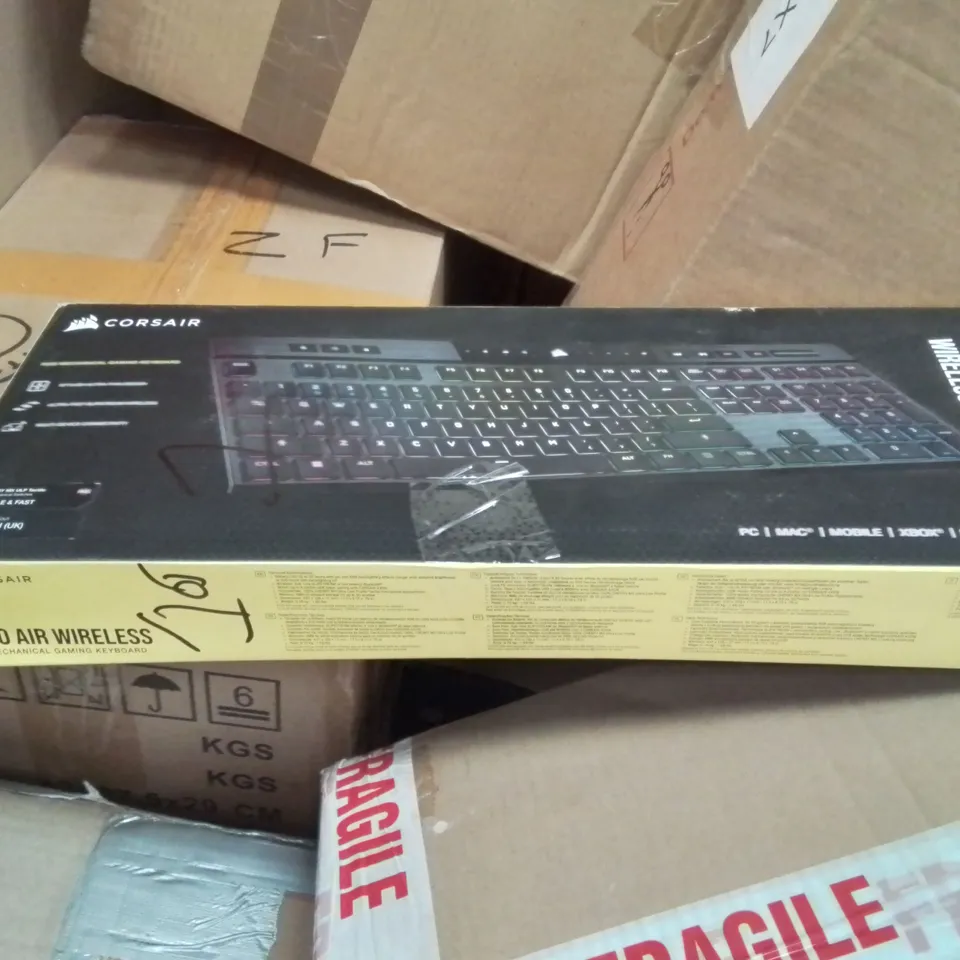 PALLET OF ASSORTED ITEMS TO INCLUDE: AIR FRYERS, 200W SOLAR PANEL, CORSAIR WIRELESS KEYBOARD, DEHUMIDIFIER, PET BATH TRAY, FLOOR LAMP ECT